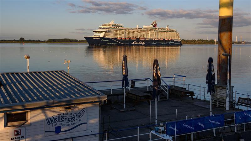 Im August hat TAGEBLATT-Leser Heinz Hannappel die „Mein Schiff 1“ vor der Kulisse des „Wellenreiter“-Imbisses abgelichtet.