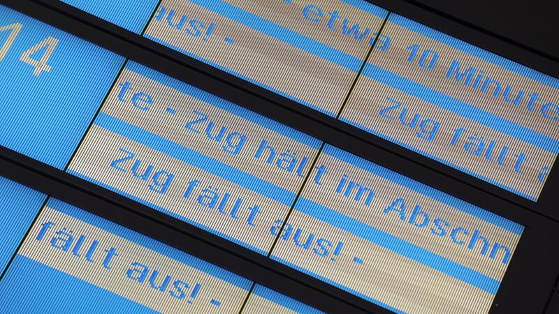 Im August müssen sich Bahnreisende in Niedersachsen für einige Strecken eine Alternative suchen. (Archivbild)