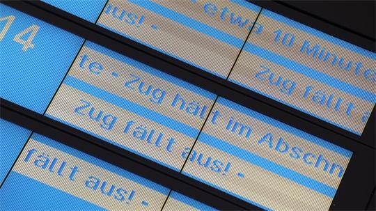 Im August müssen sich Bahnreisende in Niedersachsen für einige Strecken eine Alternative suchen. (Archivbild)