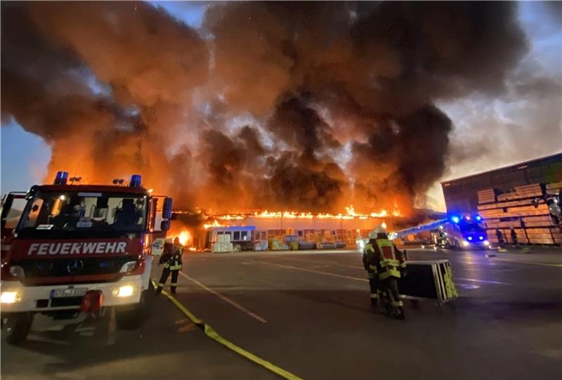 Im August richtete ein Großfeuer bei Viebrock in Harsefeld einen Millionenschaden an. Foto: Feuerwehr/Schmidt-Eustermann (rechts) / Kreis Stade (links)