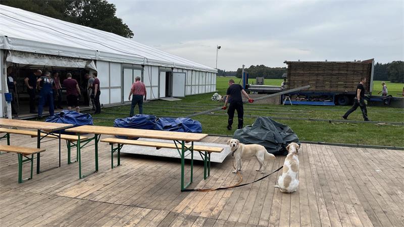 Tonnen an Material: So viel Arbeit steckt im Oktoberfest Revenahe Im Außenbereich hat der Verein Boden verlegt.