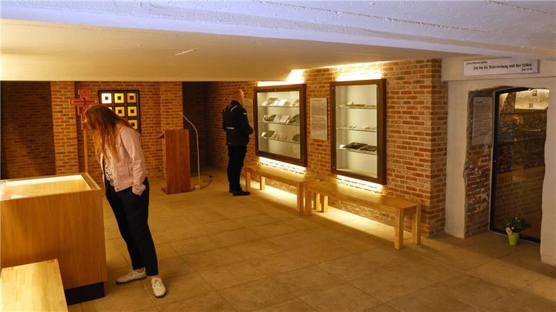 Schädel und Knochen gestapelt auf dem Kiez Im Ausstellungsraum erfahren die Besucher viel über die Geschichte der Kirche und des Viertels.