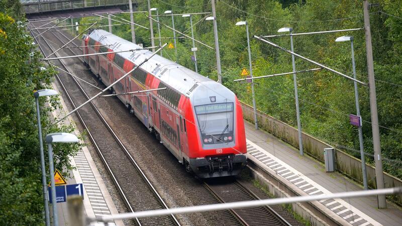 Raucher wird zu spät fertig und springt auf fahrenden Zug Im Bahnhof Büchen hat ein Raucher seine Zigarette nicht schnell genug geschafft und ist auf den fahrenden Zug aufgesprungen (Symbolbild).
