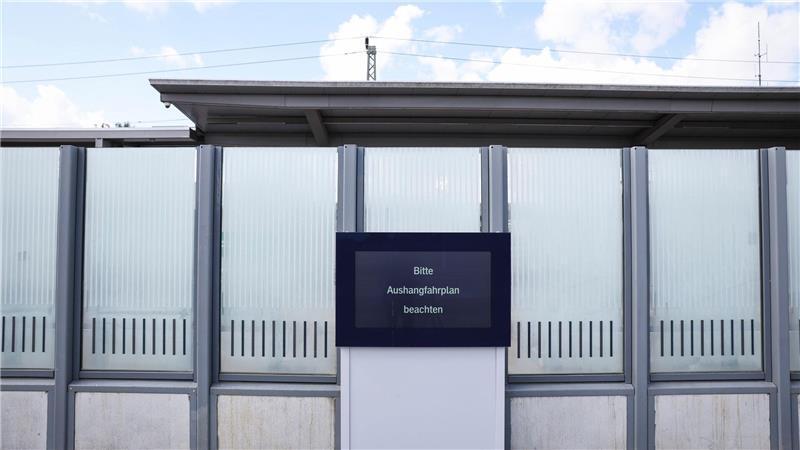 Bahnstrecke Berlin-Hamburg wird am Sonntag freigegeben Im Bahnhof Büchen zeigt ein Display keine Verbindungen an. (Archivbild.)