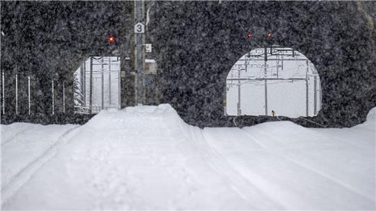 Im Bahnhof Goppenstein stehen die Ausfahrsignale auf Rot. Wegen eines entgleisten Zugs ist eine Bahnstrecke unterbrochen. 