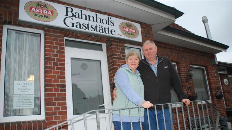 Restaurants und Kneipen im Kreis Stade: Zwischen Bangen und Hoffnung Im Bahnhofsschuppen wurde ein rustikaler Clubraum eingerichtet.