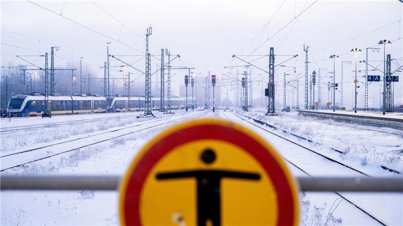 Im Bahnverkehr kommt es wegen des frostigen Winterwetters weiter zu Behinderungen. 
