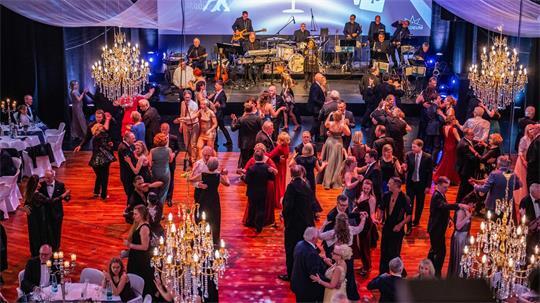 Im Ballsaal begleitet das Orchester Die Studiker die Gäste mit Walzer, Cha-Cha-Cha und Discofox durch die Nacht.
