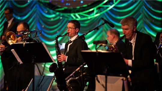 Im Ballsaal sorgt das Orchester Die Studiker für eine festliche Atmosphäre und Walzerklänge.