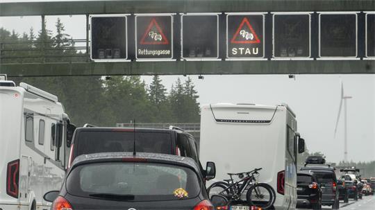 Im Baustellenbereich der A27 nahe Bremerhaven-Süd hatte sich ein Stau gebildet. (Symbolbild)