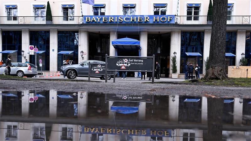 Im Bayerischen Hof fand die legendäre Oasis-Prügelei 2002 statt. (Archivbild)