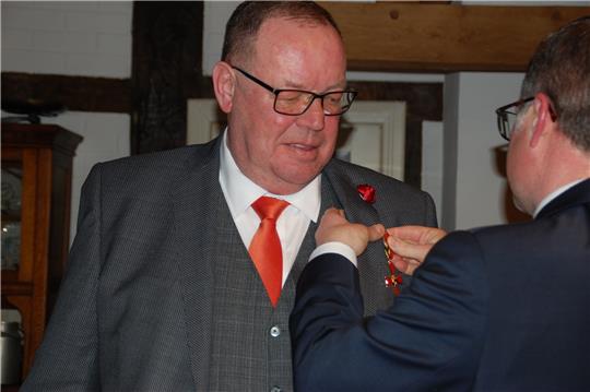 Im Beckdorfer Beekhoff übergab Stades Landrat Kai Seefried das Bundesverdienstkreuz am Bande an Siegfried Stresow. Foto: Laudien