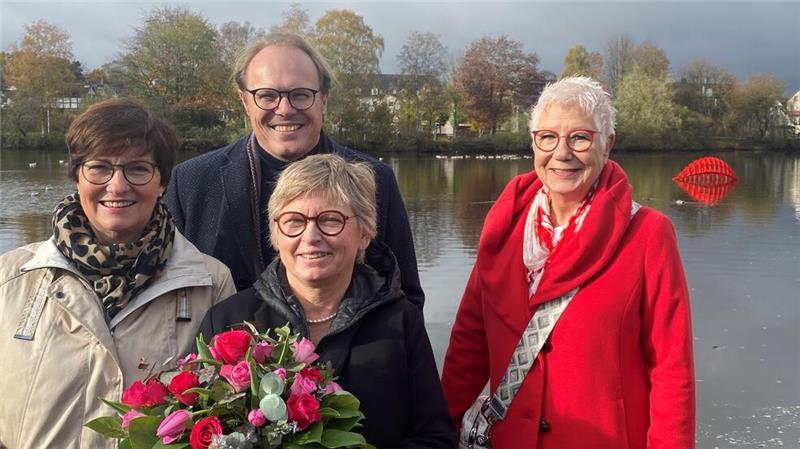 Aus dem Buxtehuder Mühlenteich ragt jetzt ein roter Himmelskörper Im Beisein von Politik und Förderern wurde das von Barbara Lorenz Höfer für den Mühlenteich geschaffene Kunstwerk am Mittwoch offiziell eingeweiht.