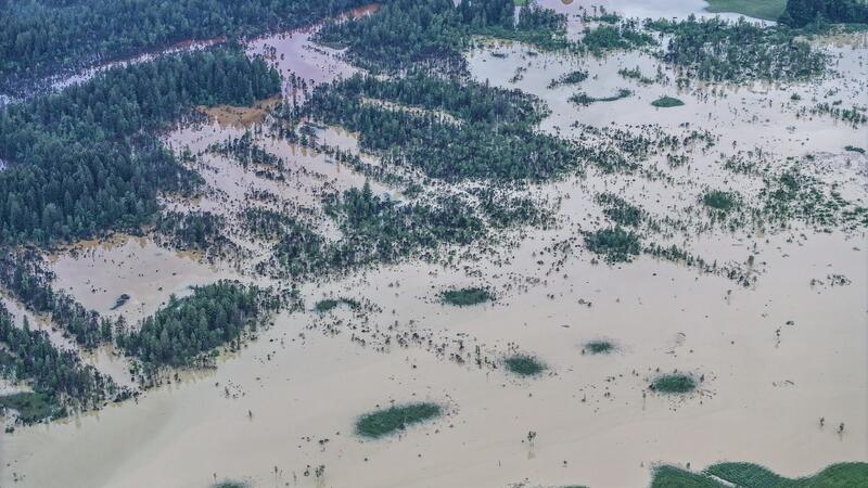 Hochwasser in Süddeutschland bleibt kritisch Im Bereich Taufach und Fetzachmoos sind Teile der Landschaft überschwemmt (Aufnahme mit einer Drohne).