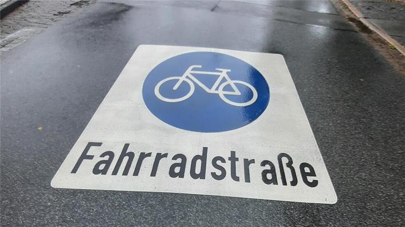 Im Bereich der Klosterteiche ist das Zeichen der Fahrradstraße auf dem Asphalt aufgebracht.