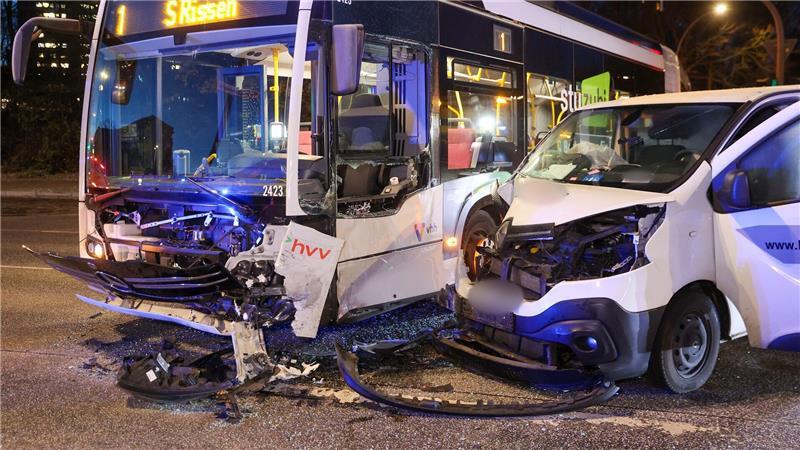 Im Bereich der Kreuzung trafen der Bus und der Transporter aufeinander. 
