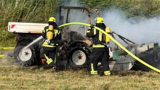 Im Bereich des Außendeichs auf Krautsand kam es bei Mäharbeiten am Deich zum Brand eines Traktors.