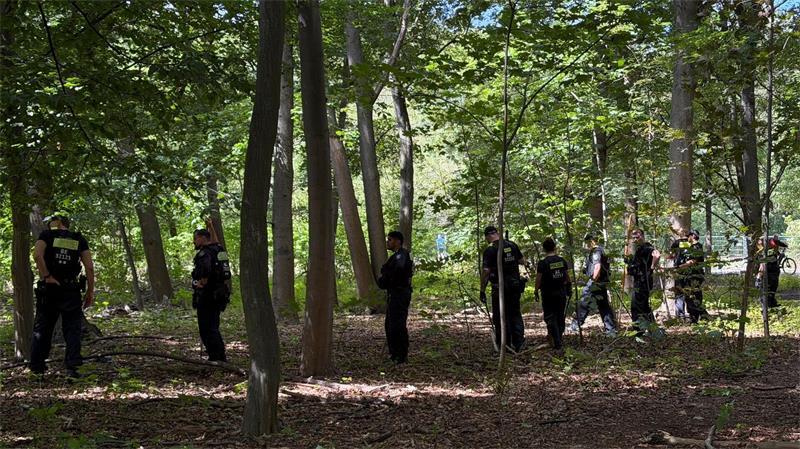 Attentäter war Salafist und schon in der Schule auffällig Im Berliner Tiergarten suchen Polizisten offenbar weitere Beweismittel zum Terroranschlag vom vergangenen Samstag.