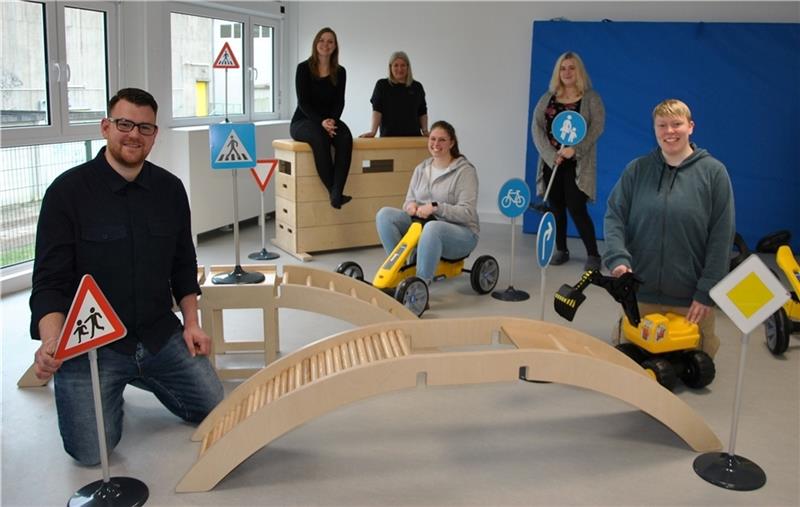 Im Schnelltempo fertiggestellt: Container-Kita in Horneburg übergeben Im Bewegungsraum : Sven Schlichting mit Milena Denning, Katrine Ipek, Carolin Pretzer, Xandra Kussin und Amelie Fritz (von links).