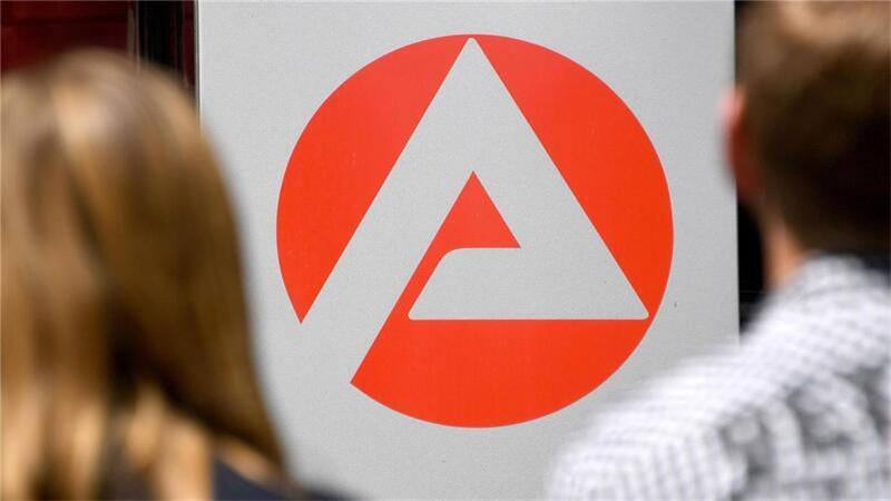 Arbeitsmarkt: 4500 unbesetzte Stellen im Bezirk Stade Im Bezirk der Agentur für Arbeit Stade waren 17.128 Personen arbeitslos gemeldet.