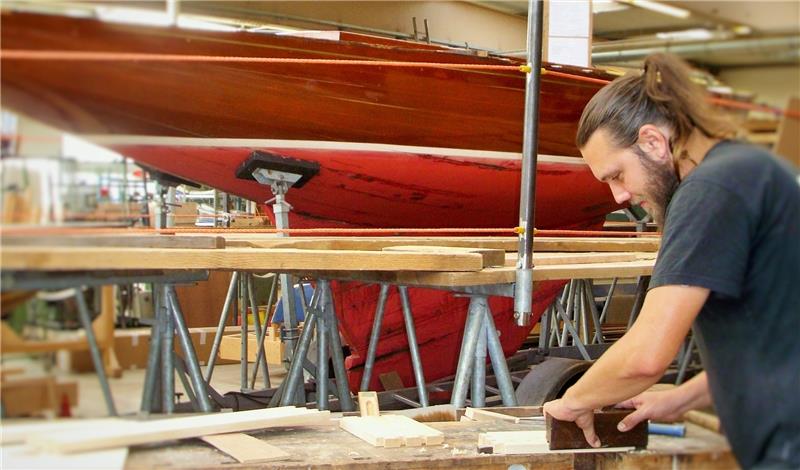 Im Bildungszentrum für Holzberufe im Harburger Binnenhafen können auch Umsteiger den Beruf des Bootsbauers von der Pike auf erlernen.