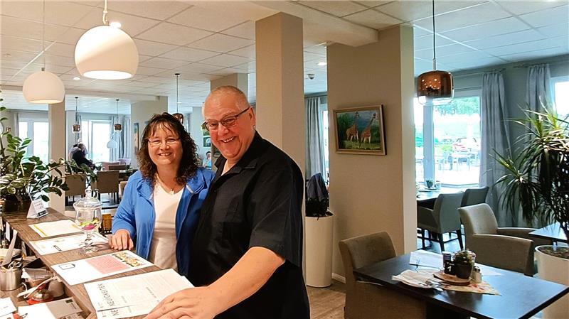 Nach Insolvenzen: Fünf Jahre Wohnpark Fredenbeck mit Höhen und Tiefen Im Bistro besprechen Parkleiterin Janet Schönfeld und Ehrenamtler Uwe Kowald weitere Pläne.
