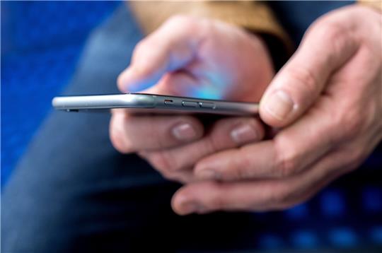 Im Blitztempo auf dem Gratis-Smartphone surfen, davon träumen viele. Doch die Tücken der Handyverträge verstecken sich oft im Kleingedruckten. Foto: Hauke-Christian Dittrich/dpa