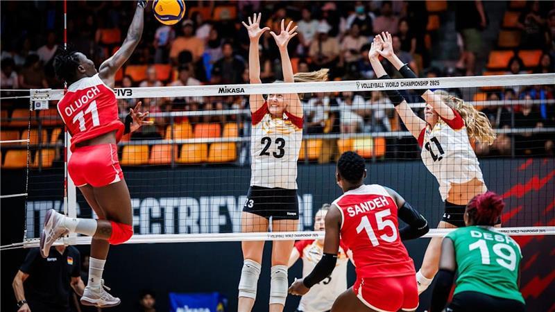 Deutsche Volleyballerinnen starten mit Sieg in WM Im Block hatte das deutsche Team zunächst Probleme.