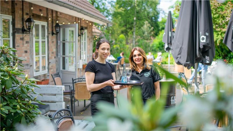So schlimm macht sich der Fachkräftemangel in der Gastronomie bemerkbar Im Bootshaus sucht Geschäftsführerin Roshanak Weise (rechts) händeringend nach Personal. NZ-Volontärin Leoni Hentschel hat das Lokal besucht und Einblicke in den Arbeitsalltag gewonnen. Foto: Hartmann