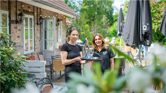 Im Bootshaus sucht Geschäftsführerin Roshanak Weise (rechts) händeringend nach Personal. NZ-Volontärin Leoni Hentschel hat das Lokal besucht und Einblicke in den Arbeitsalltag gewonnen. Foto: Hartmann