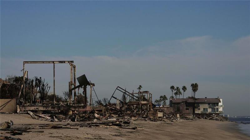 Im Brandschutt der zerstörten Häuser suchen Einsatzteams weiter nach Opfern. 