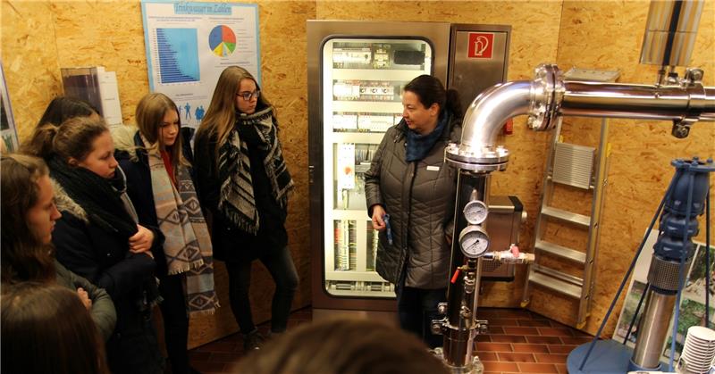 Im Brunnenhaus auf dem Gelände der Stadtwerke wird das Wasser aus 70 Metern Tiefe gefördert, erklärt Katja Herbers einer Schülergruppe.