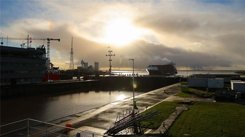 Im Brunsbütteler Hafen fuhr ein Massengutfrachter gegen eine Kaimauer. (Symbolbild)