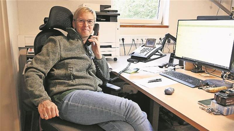 Im Büro ist Anja Kück die Koordinatorin. Computerprogramme helfen ihr bei der Disposition. Das wichtigste Arbeitsmittel ist aber nach wie vor das Telefon.