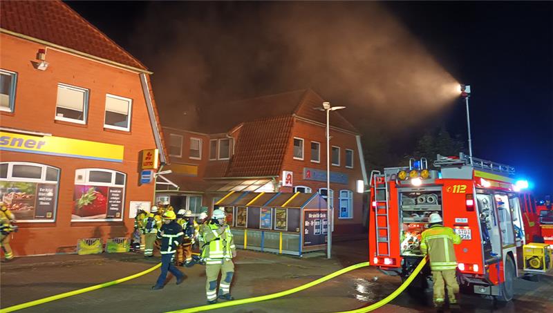 Im Bützflether Lebensmittelmarkt ist am Sonnabend ein Feuer ausgebrochen. Foto: Feuerwehr/Bube