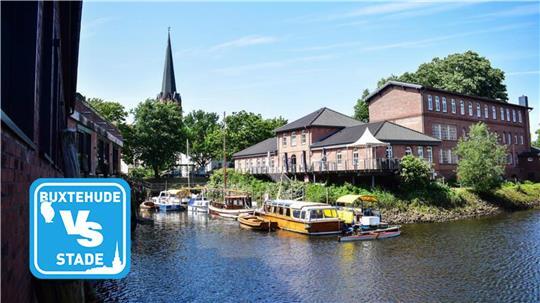 Der Hafen von Buxtehude mit der St-.Petri-Kirche im Hintergrund und dem Kulturforum rechts.