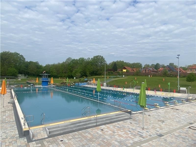 Im Buxtehuder Heidebad ist alles bereit für den sommerlichen Wasserspaß. Foto: Weselmann