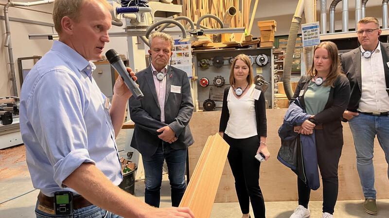 Handwerk mit Wow-Effekt: Bei Hölting baut Maschine ganze Hauswände Im CNC-Bearbeitungszentrum der Firma Hölting: Hier werden Türen, Fenster und Treppen gefertigt. Die computergestütze Maschine fräst präzise die vorgegebenen Formen.