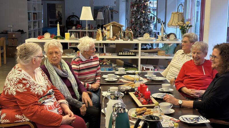 Im Café Schöne Zeit mitten in der Stader Innenstadt kommen täglich Seniorinnen und Senioren zusammen, um gemeinsam Zeit zu verbringen und aktiv zu sein.