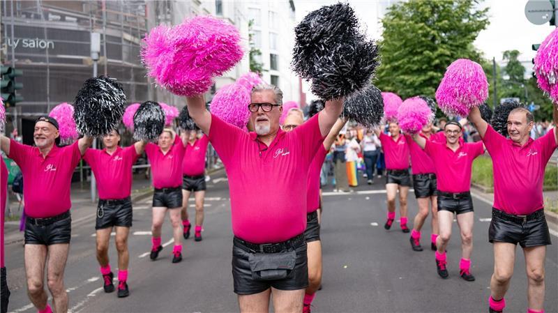 Im Cheerleader-Outfit beim CSD in Düsseldorf