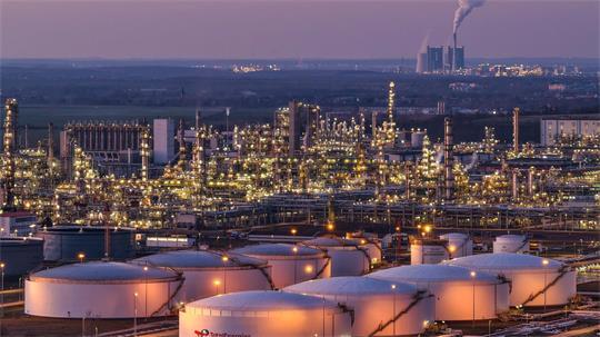Im Chemiepark in Leuna soll eine Pilotanlage zur Protein-Produktion neue Jobs schaffen. (Archivbild)