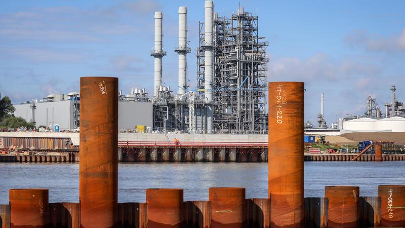 Stader LNG-Terminal ausgebucht – Letzter Großkunde überrascht Im Chemiepark in Stade-Bützfleth soll bis zum Winter 2026/2027 auch ein landbasierte LNG-Terminal samt Hafenausbau entstehen.