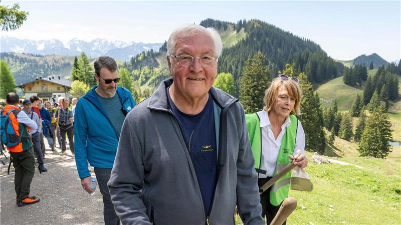Steinmeier zum Grundgesetztag: Demokratie braucht Tatkraft Im Chiemgau half Bundespräsident Frank-Walter Steinmeier dem Alpenverein bei der Pflege von Wanderwegen.