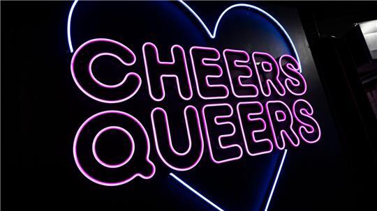 Im Club „SchwuZ“ in Berlin-Neukölln steht in leuchtenden Buchstaben „Cheers Queers“. (Archivbild)