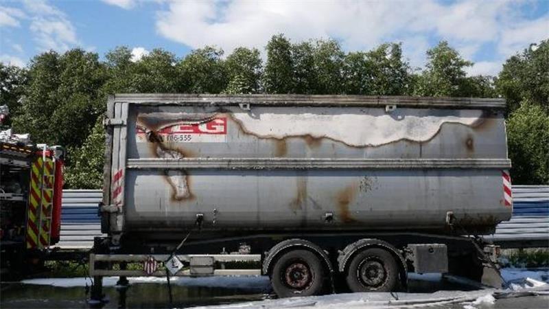 Im Container auf dem Anhänger sind unter anderem Lösungsmittel und Lackierereiabfälle transportiert worden.
