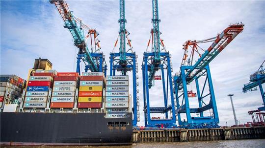 Im Containerhafen von Bremerhaven: Vor dem Hintergrund wachsender globaler Unsicherheiten und struktureller Umbrüche hat die OECD ihren neuen Konjunkturausblick vorgelegt.