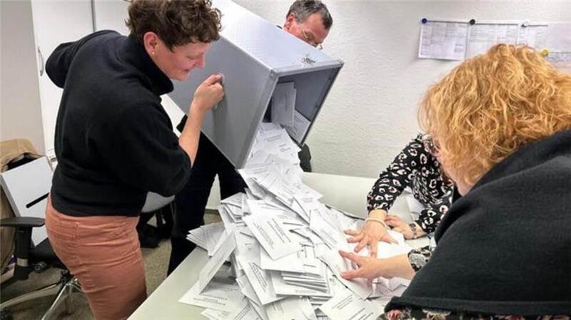 Im Cuxhavener Kreishaus werden alle Wahlurnen ausgeschüttet, in denen sich die Umschläge der Briefwahl befanden.