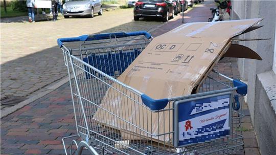 Im Cuxhavener Stadtgebiet verirren sich mehr und mehr herrenlose Einkaufswagen - von Dieben weit weg von den Discountern abgestellt. Dieses Exemplar wurde in der Friedrich-Carl-Straße gesichtet. Foto: Mangels