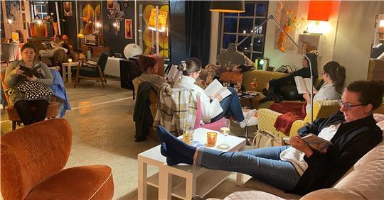 Im Deck 2 von Simone Kleinheinz gibt es ab sofort Silent Reading Abende.