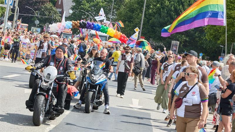 Nach Anschlag von Berlin: Zehntausende beim Christopher Street Day in Hamburg Im Demonstrationszug zum Christopher Street Day in Hamburg fahren nicht nur 60 Lastwagen, sondern auch mehrere Biker.